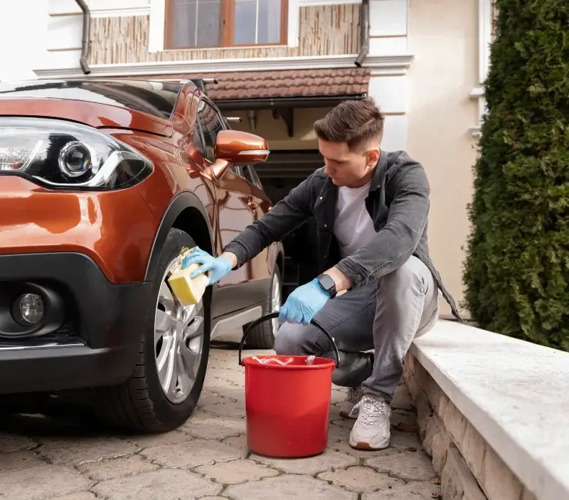 Lavage auto à domicile Le May-sur-Èvre : professionnel intervenant sur un véhicule